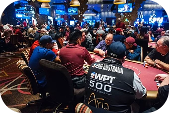 Forgalmas kaszinó pókerverseny-jelenet több asztallal és játékossal, nagy tömeggel egy professzionális játékrendezvényen Las Vegasban.